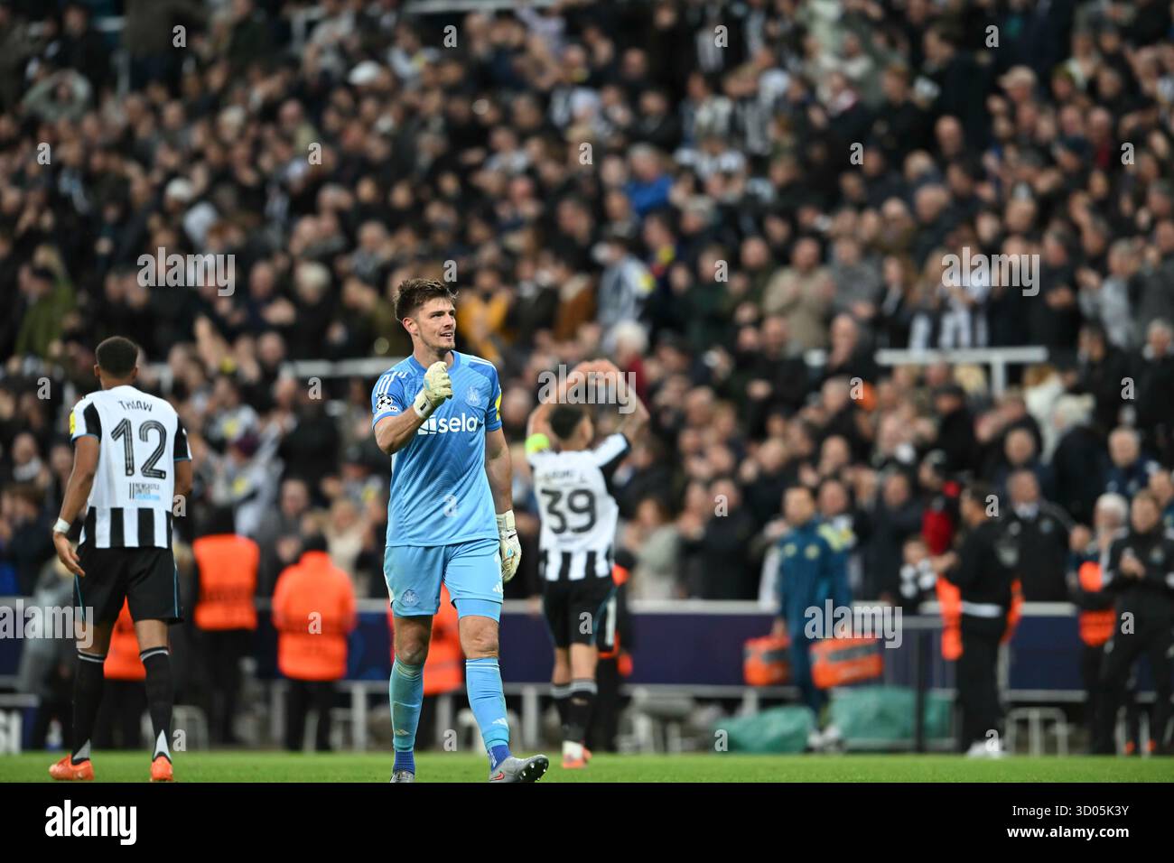 Nick Pope Newcastle United portiere festeggia dopo che il suo magnifico lancio porta al suo secondo gol durante la partita della UCL League Stage tra Newcastle United e S L Benfica al St. James's Park, Newcastle, martedì 21 ottobre 2025. (Foto: Trevor Wilkinson | mi News) crediti: MI News & Sport /Alamy Live News Foto Stock