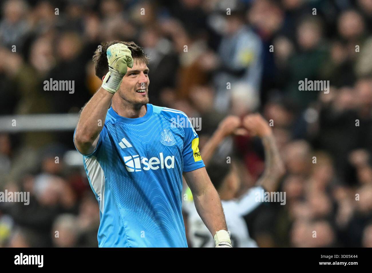 Nick Pope Newcastle United portiere festeggia dopo che il suo magnifico lancio porta al suo secondo gol durante la partita della UCL League Stage tra Newcastle United e S L Benfica al St. James's Park, Newcastle, martedì 21 ottobre 2025. (Foto: Trevor Wilkinson | mi News) crediti: MI News & Sport /Alamy Live News Foto Stock