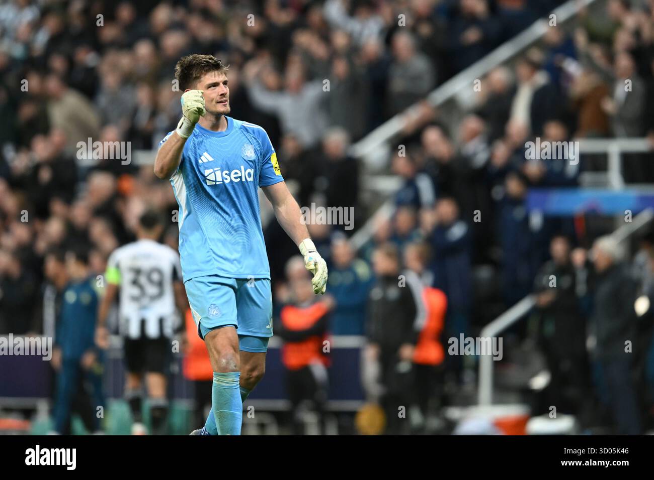 Nick Pope Newcastle United portiere festeggia dopo che il suo magnifico lancio porta al suo secondo gol durante la partita della UCL League Stage tra Newcastle United e S L Benfica al St. James's Park, Newcastle, martedì 21 ottobre 2025. (Foto: Trevor Wilkinson | mi News) crediti: MI News & Sport /Alamy Live News Foto Stock