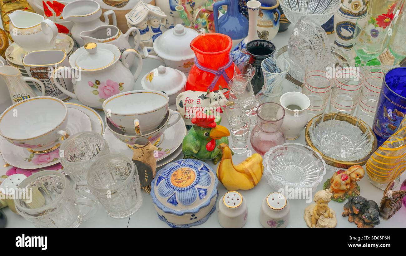 Daugavpils, Lettonia, 18 ottobre 2025. Varie merci da vendere al banco del mercato delle pulci - Immagine stock catturata con smartphone