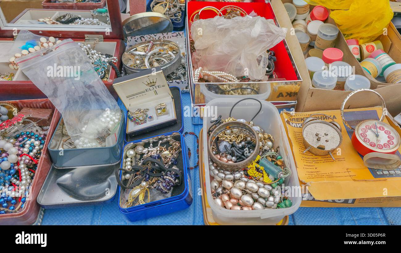 Daugavpils, Lettonia, 18 ottobre 2025. Varie merci da vendere al banco del mercato delle pulci - Immagine stock catturata con smartphone