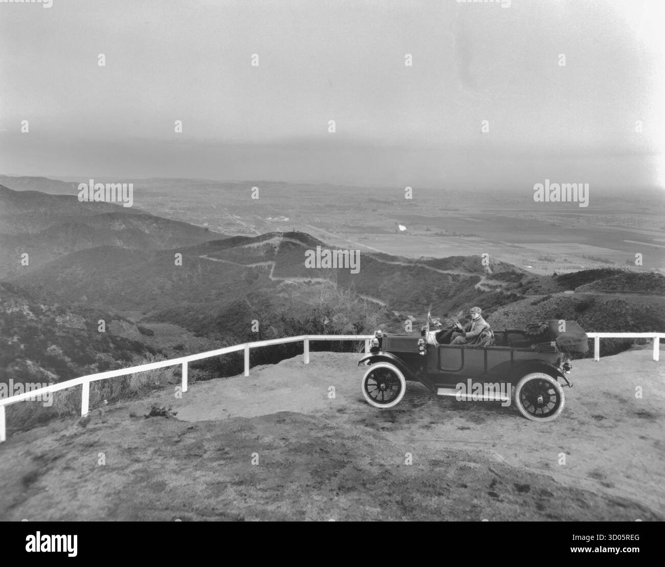 Uomo seduto nella sua auto decappottabile a Lookout Mountain, affacciato su Hollywood 1913 Foto Stock