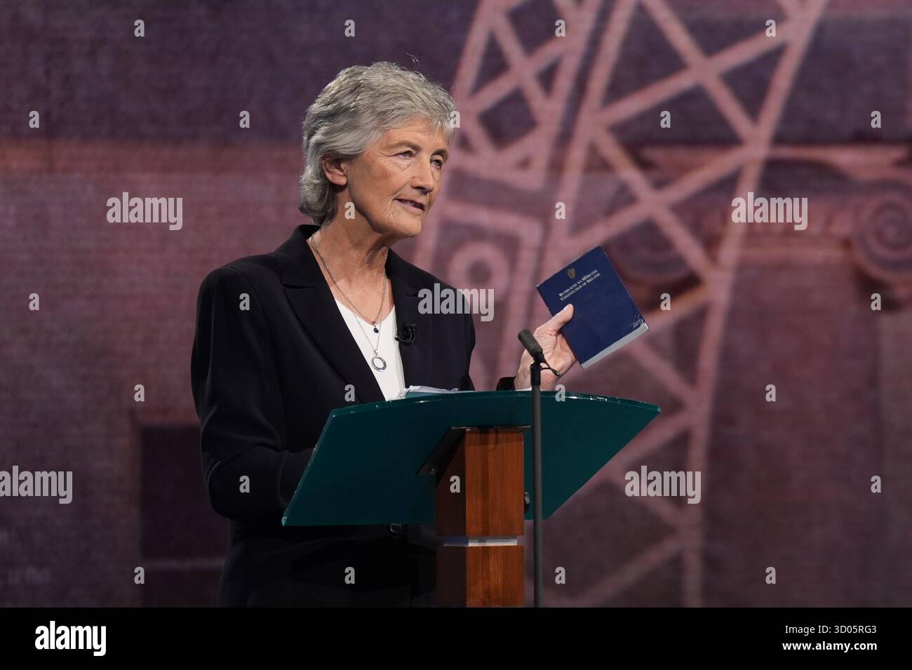 La candidata indipendente Catherine Connolly detiene una copia della Costituzione d'Irlanda durante il dibattito finale della campagna elettorale presidenziale irlandese presso gli studi RTE di Donnybrook, Dublino. Data foto: Martedì 21 ottobre 2025. Foto Stock