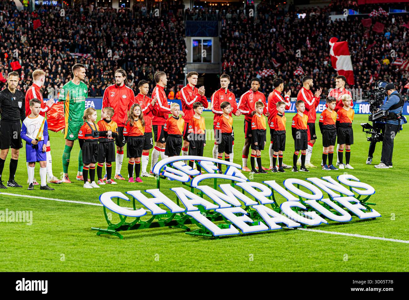 Jerdy Schouten di PSV Eindhoven, portiere Matej Kovar di PSV Eindhoven, Yarek Gasiorowski di PSV Eindhoven, Mauro Junior di PSV Eindhoven, Joey Veerman di PSV Eindhoven, Guus Til di PSV Eindhoven, Dennis Man di PSV Eindhoven, Ryan Flamingo di PSV Eindhoven, Anindhoven, Anindhoven di PSV Eindhoven, Ismael Saibari del PSV Eindhoven e Ivan Perisic del PSV Eindhoven guarda prima del match di fase MD3 della UEFA Champions League 2025/26 tra PSV Eindhoven e SSC Napoli al PSV Stadion il 21 ottobre 2025 a Eindhoven, Paesi Bassi. Foto Stock