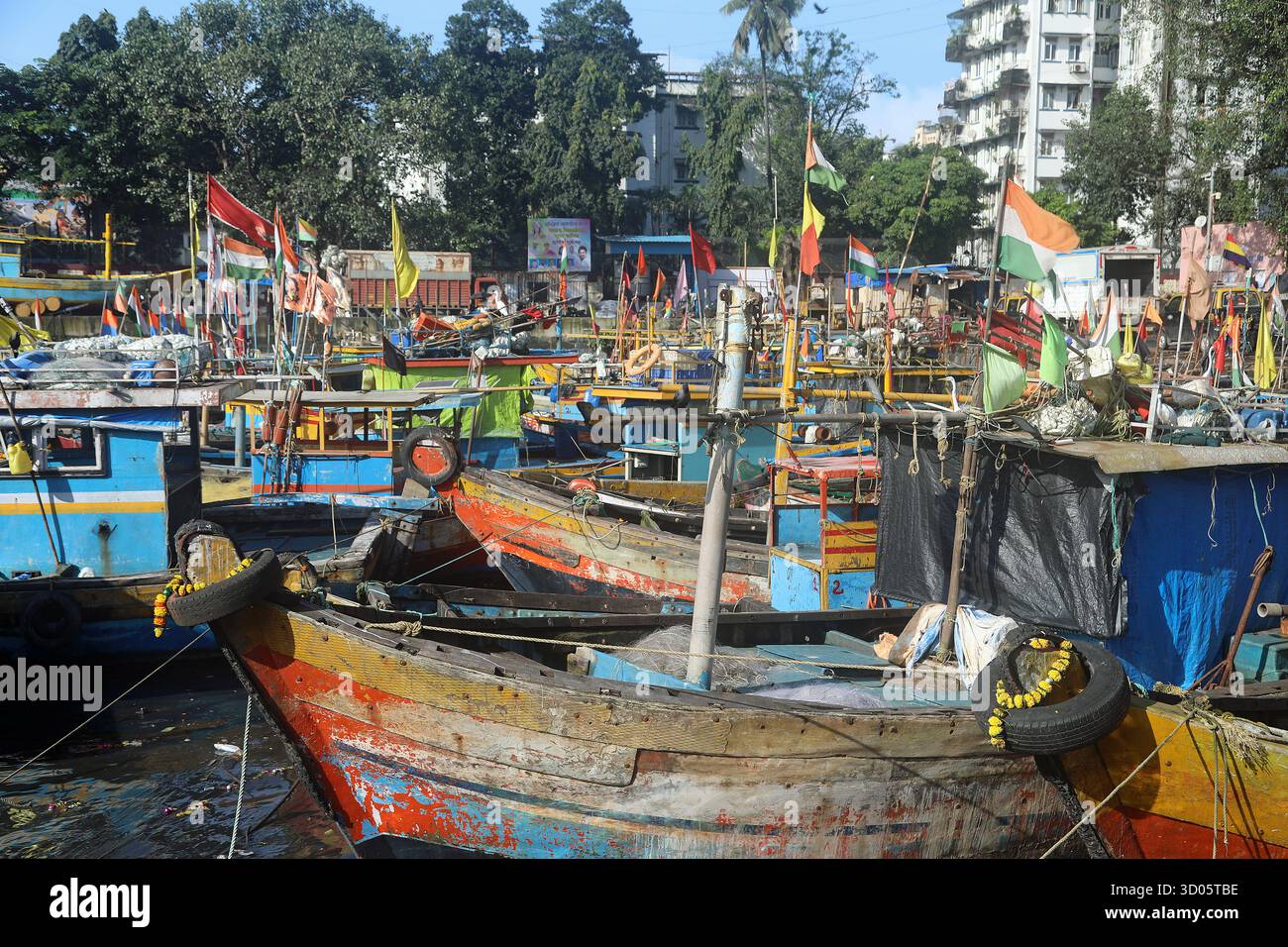 Barche da pesca a Sassoon Docks, Mumbai, India Foto Stock
