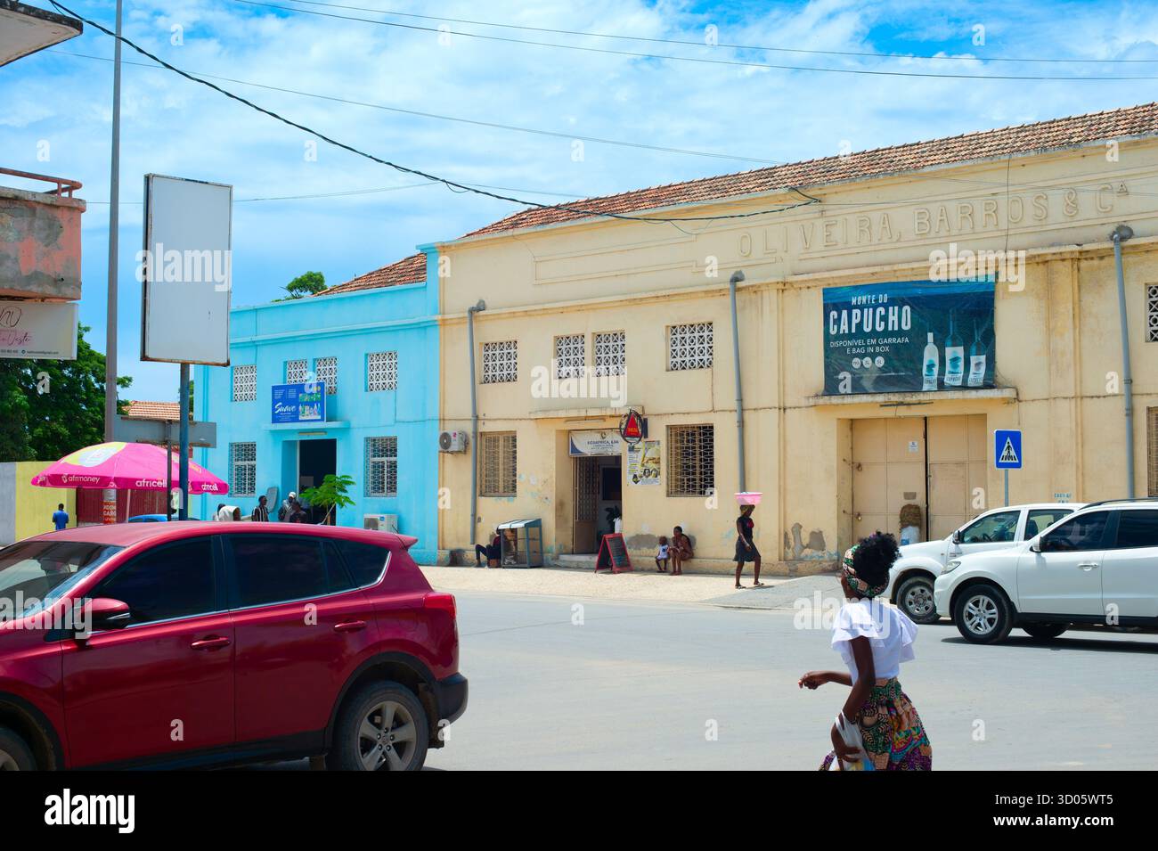 BENGUELA, ANGOLA - 14 MARZO 2025: Persone in una strada trafficata di Benguela. Tipica scena di strada Foto Stock