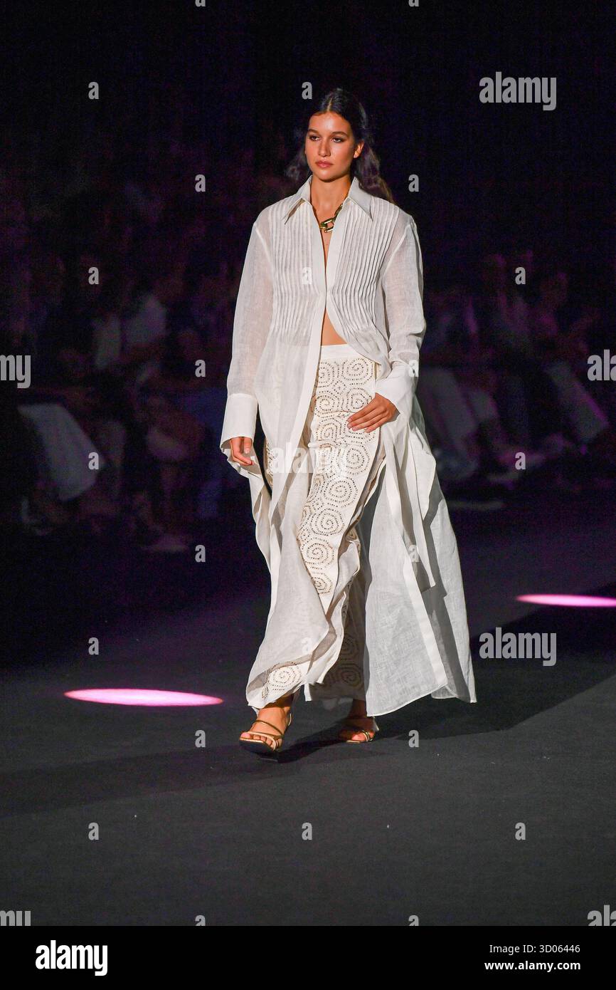 Una modella cammina sulla passerella indossando un design di ODETTE Álvarez durante la Mercedes-Benz Fashion Week de Madrid a IFERMA, 20 settembre 2025 Spagna con: Una modella cammina sulla passerella indossando un design di Odette Alvarez durante la Mercedes-Benz Fashion Week de Madrid a IFERMA, 20 settembre 2025 Spagna dove: Madrid, Spagna quando: 20 settembre 2025 credito: Oscar Gonzalez/WENN Foto Stock