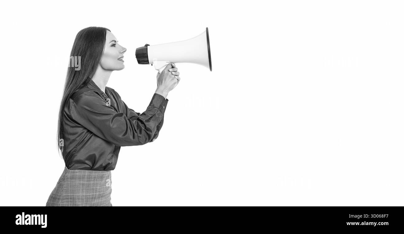 risoluzione dei conflitti. concetto di rivalità. conflitto di affari. donna d'affari che urla un dipendente con un altoparlante isolato su bianco. il capo dell'azienda ha un conflitto Foto Stock