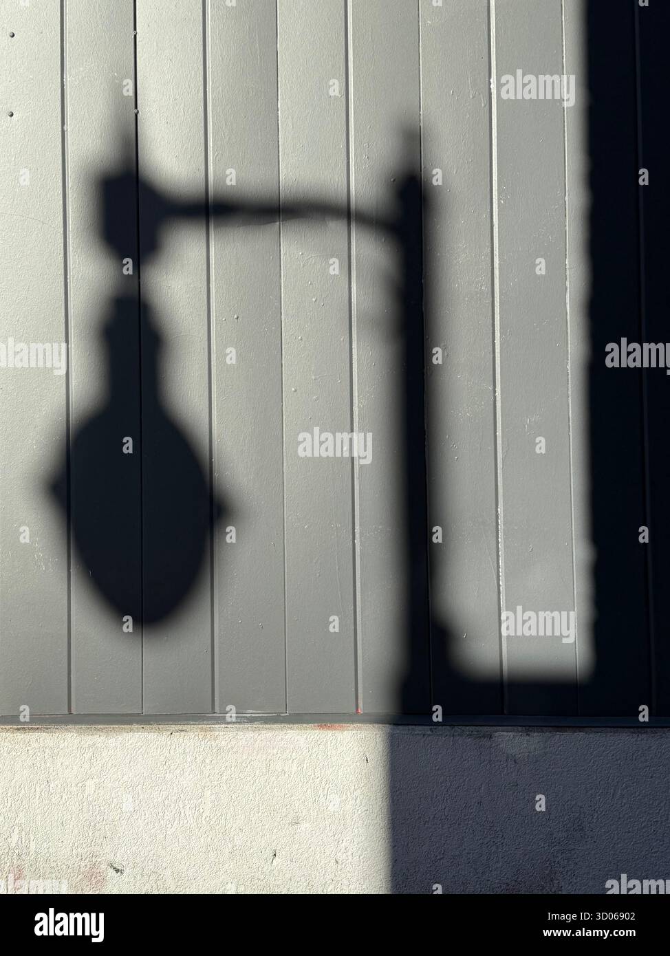 Ombra di un lampione - Immagine stock catturata con smartphone