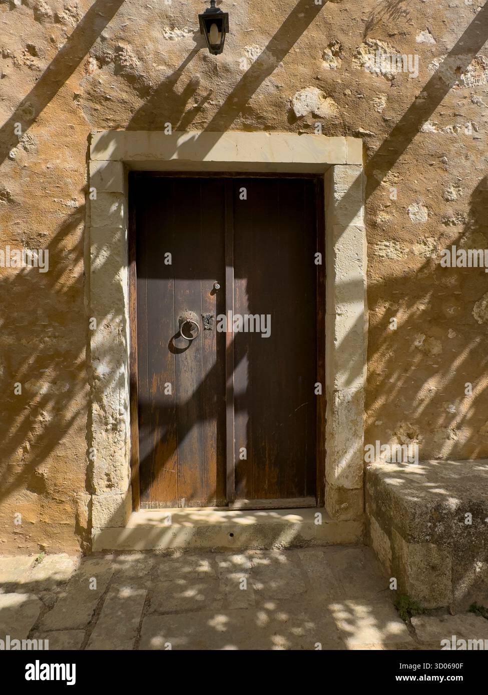 Porta classica nel monastero greco-ortodosso di Arkadi del XVI secolo giocò un ruolo nella rivolta cretese contro gli ottomani nel 1866 - Creta, Grecia Foto Stock