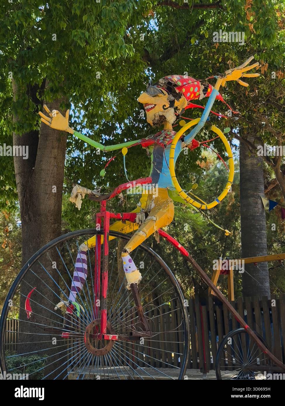 Statua di una figura stravagante in bicicletta nel parco municipale di Rethymno - Creta, Grecia Foto Stock