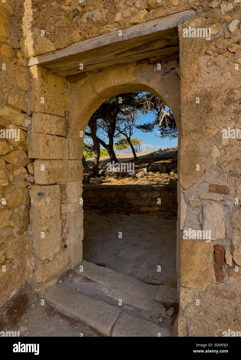 L'antica porta in pietra della fortezza di Rythymno fu costruita dai veneziani nel XVI secolo - Creta, Grecia Foto Stock