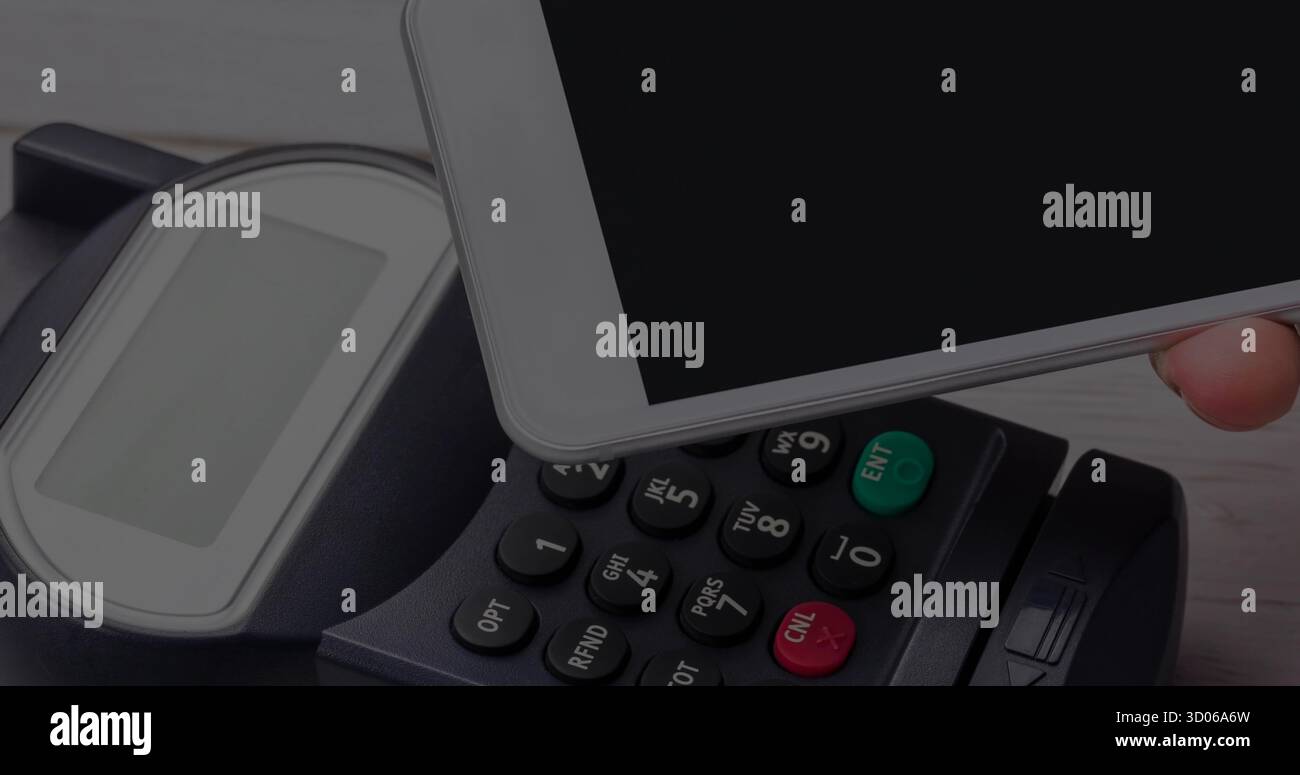 Tenere lo smartphone sopra il display del terminale di pagamento e i tasti sul piano di lavoro al momento del check-out, copiare lo spazio Foto Stock