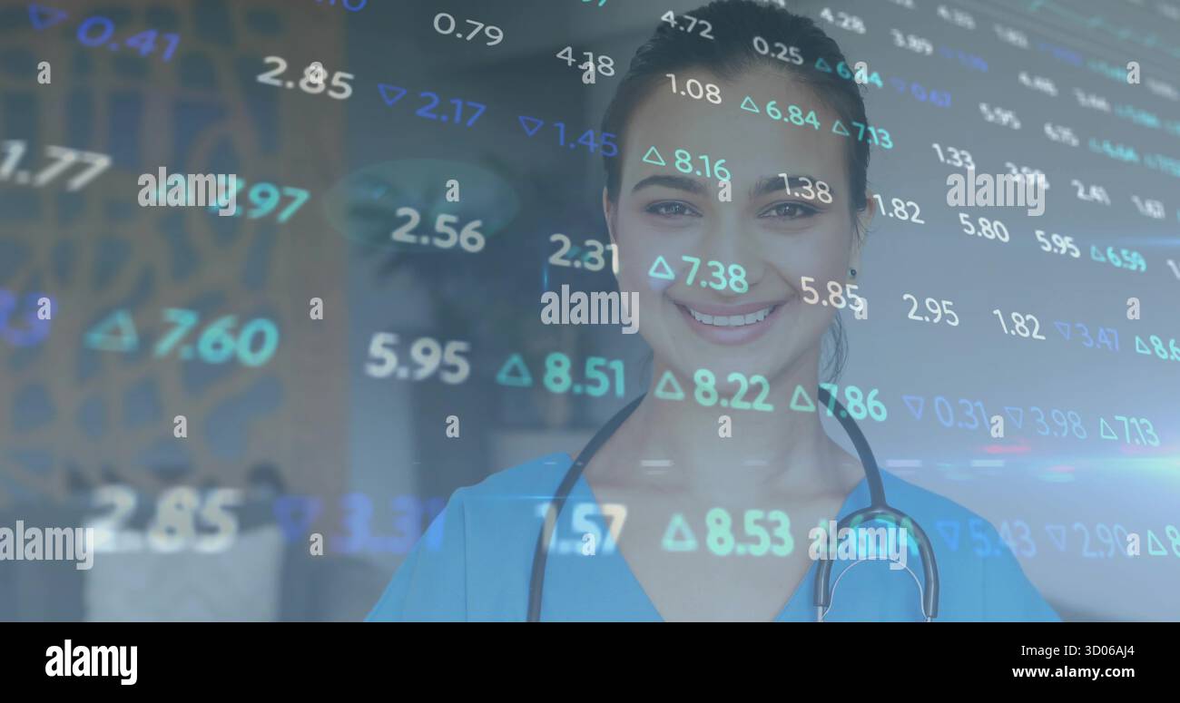 Infermiera in piedi in scrub blu indossare stetoscopio in ufficio medico, mostrando sovrapposizione dati finanziari Foto Stock