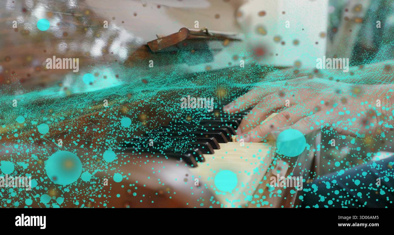 Le mani del pianista premono i tasti del pianoforte a coda in legno in studio, con particelle digitali turchesi Foto Stock