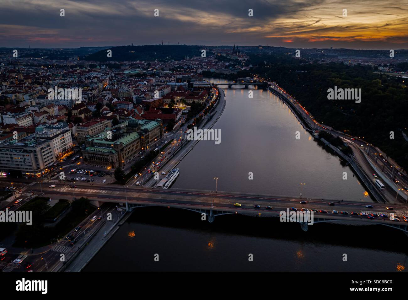 Splendida vista aerea del fiume Moldava di Praga, del Ministero dell'industria e del commercio, delle sue ironiche strade e degli edifici e del Palazzo reale Vecchio - St Vito Foto Stock