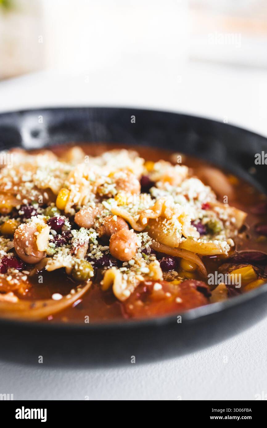 zuppa di cipolle fatta in casa con fagioli, mais e parmigiano, un pasto vegetariano sostanzioso e sano ricco di fibre e sapore Foto Stock zuppa di cipolle fatta in casa con fagioli, mais e parmigiano, un pasto vegetariano sostanzioso e sano ricco di fibre e sapore Foto Stock