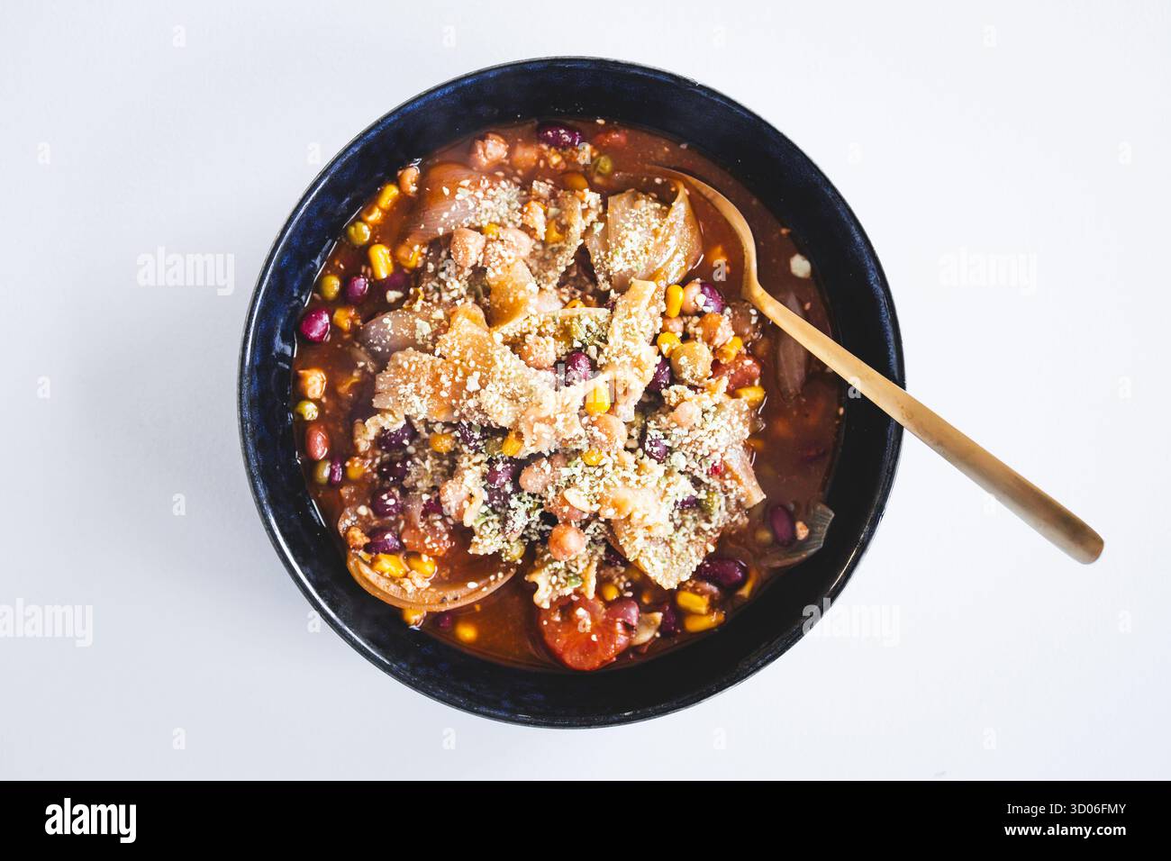zuppa di cipolle fatta in casa con fagioli, mais e parmigiano, un pasto vegetariano sostanzioso e sano ricco di fibre e sapore Foto Stock zuppa di cipolle fatta in casa con fagioli, mais e parmigiano, un pasto vegetariano sostanzioso e sano ricco di fibre e sapore Foto Stock