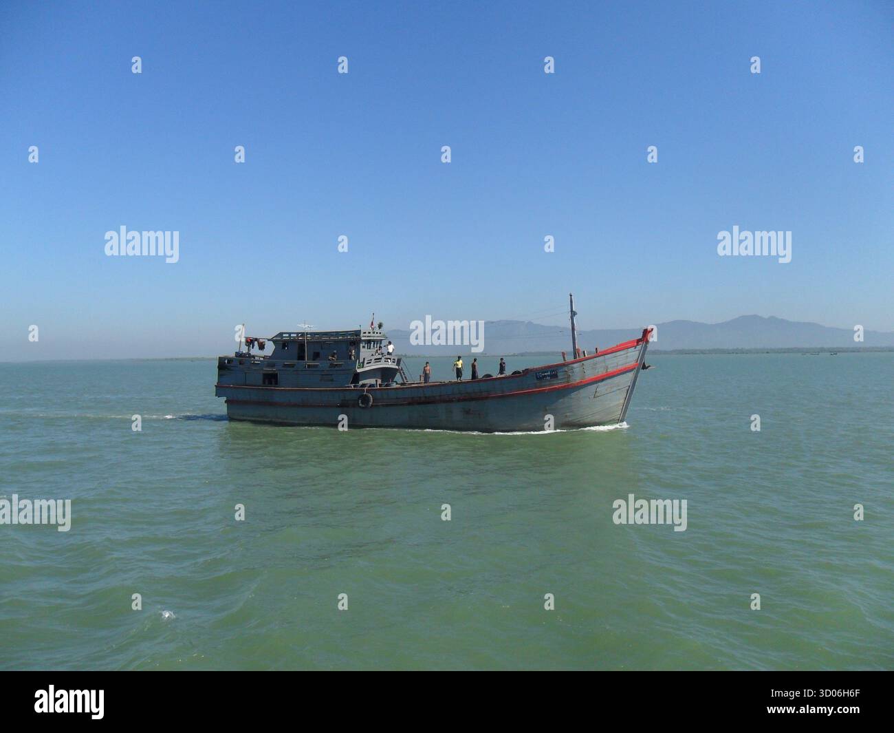 Barca da pesca in Myanmar - vita costiera tradizionale e patrimonio marittimo lungo la baia del Bengala Foto Stock