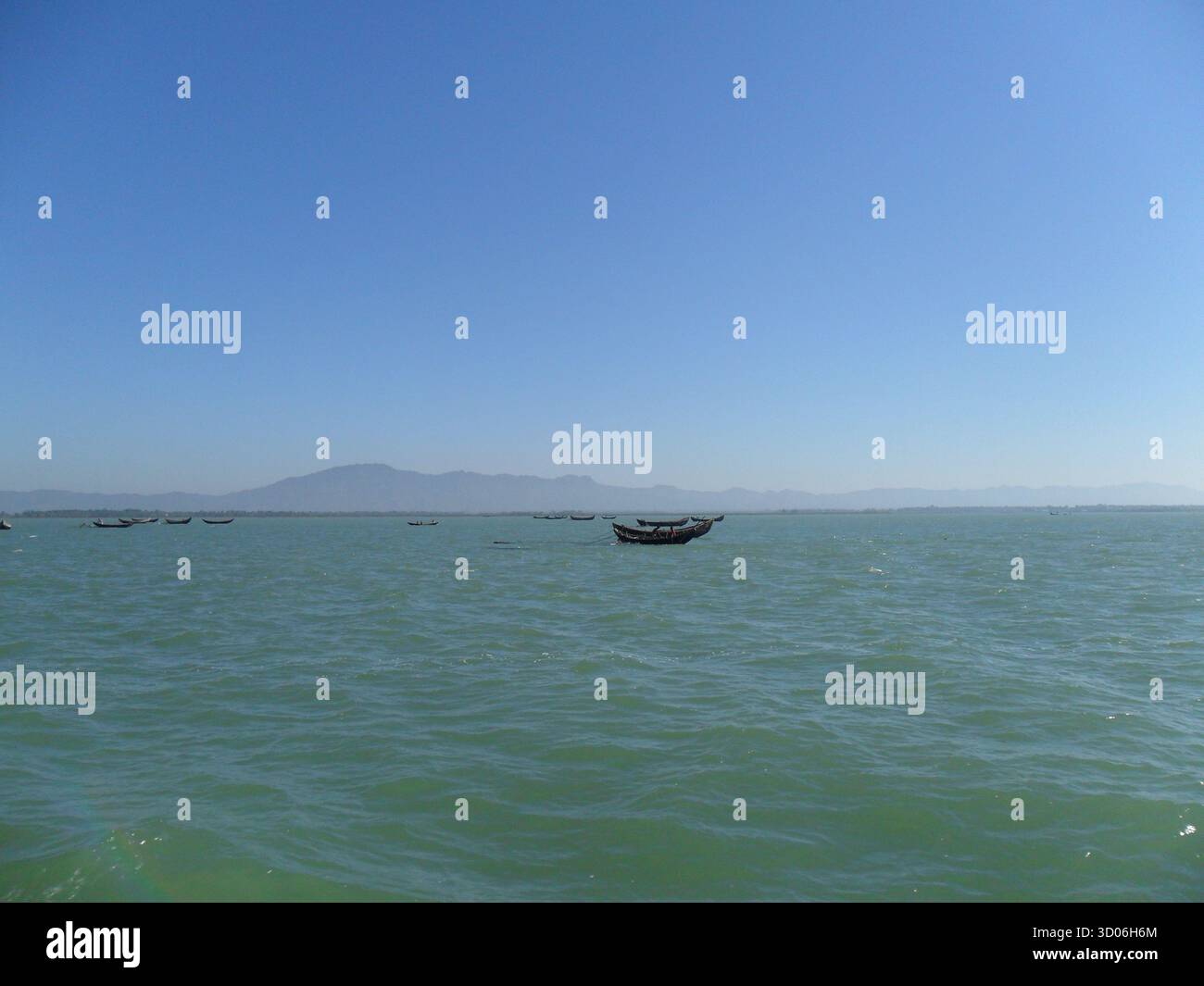 Barca da pesca in Myanmar - vita costiera tradizionale e patrimonio marittimo lungo la baia del Bengala Foto Stock