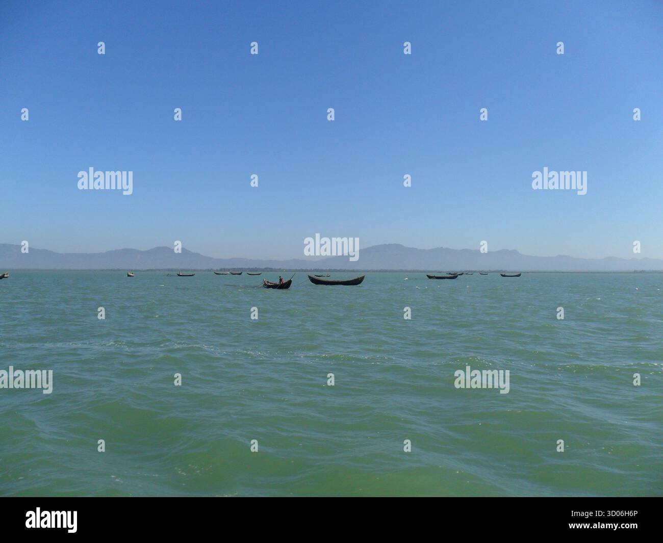 Barca da pesca in Myanmar - vita costiera tradizionale e patrimonio marittimo lungo la baia del Bengala Foto Stock