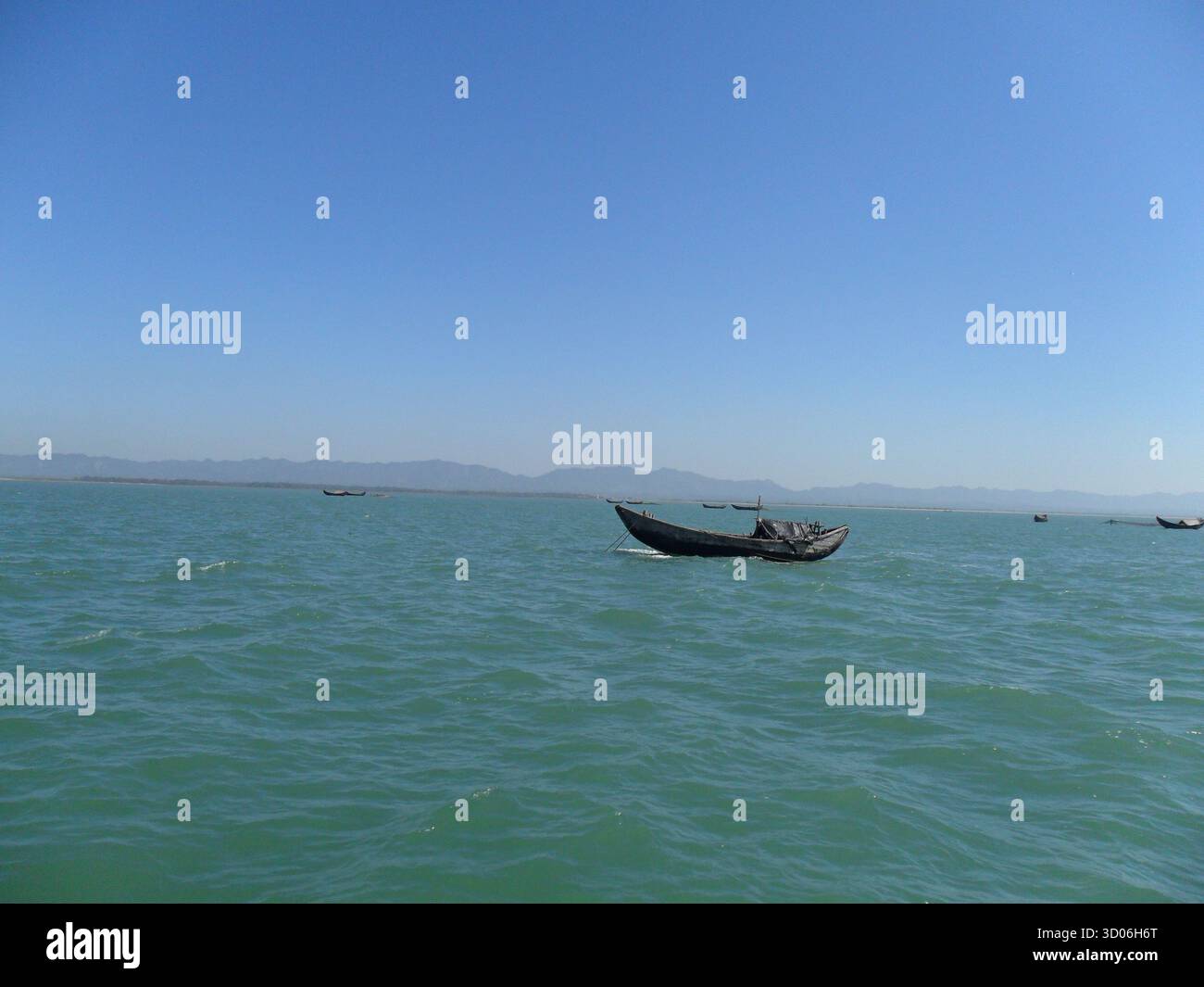 Barca da pesca in Myanmar - vita costiera tradizionale e patrimonio marittimo lungo la baia del Bengala Foto Stock