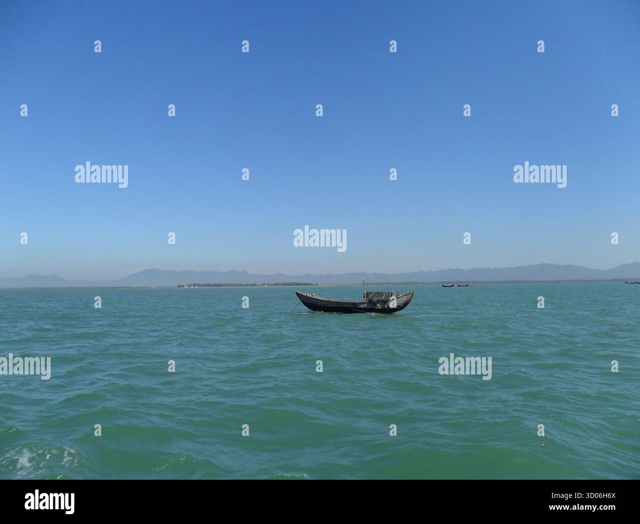 Barca da pesca in Myanmar - vita costiera tradizionale e patrimonio marittimo lungo la baia del Bengala Foto Stock