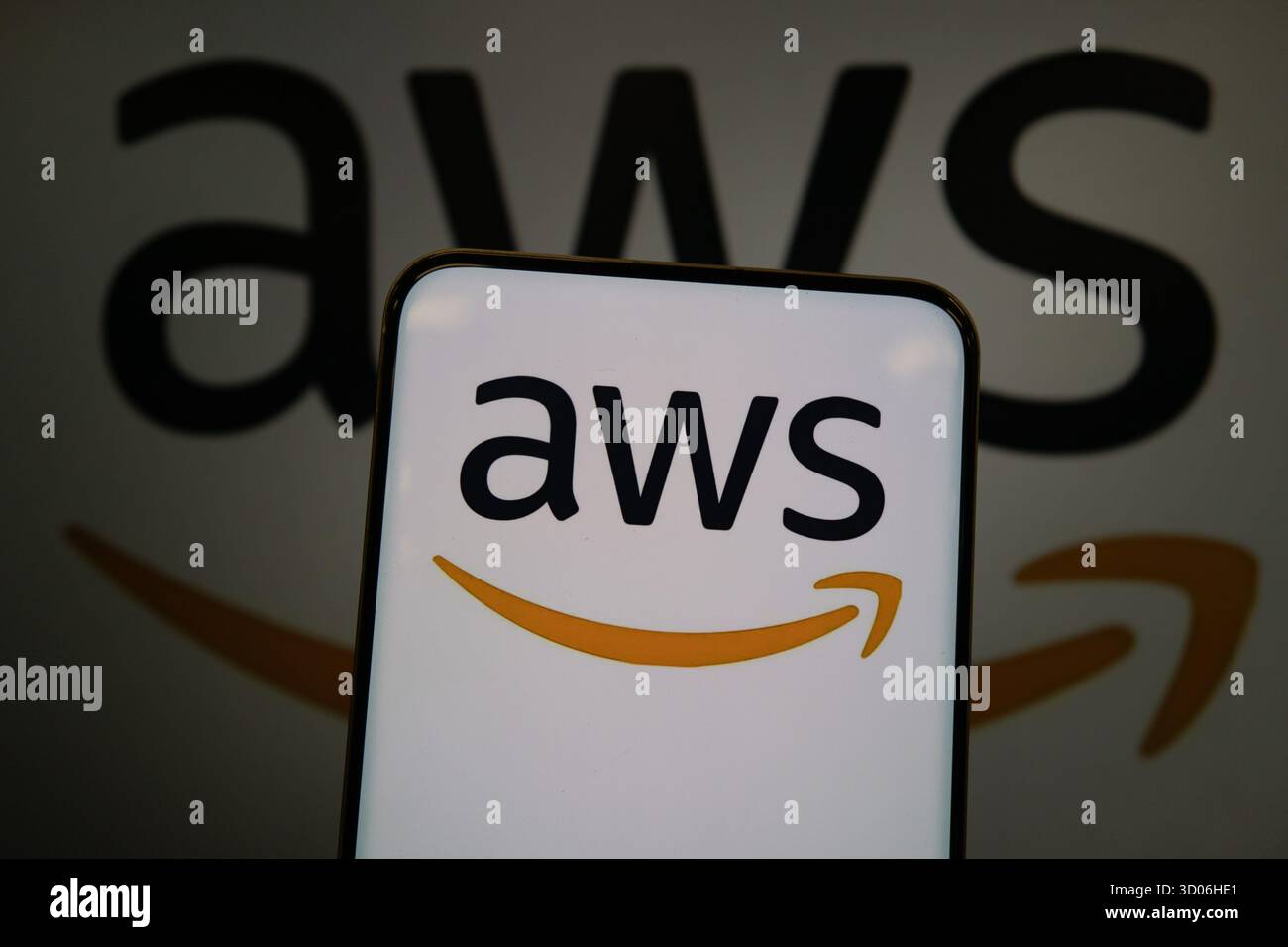 SHANGHAI, CINA - 22 OTTOBRE 2025 - il 22 OTTOBRE 2025 una foto illustrativa mostra il logo AWS in uno smartphone a Shanghai, Cina. Foto Stock