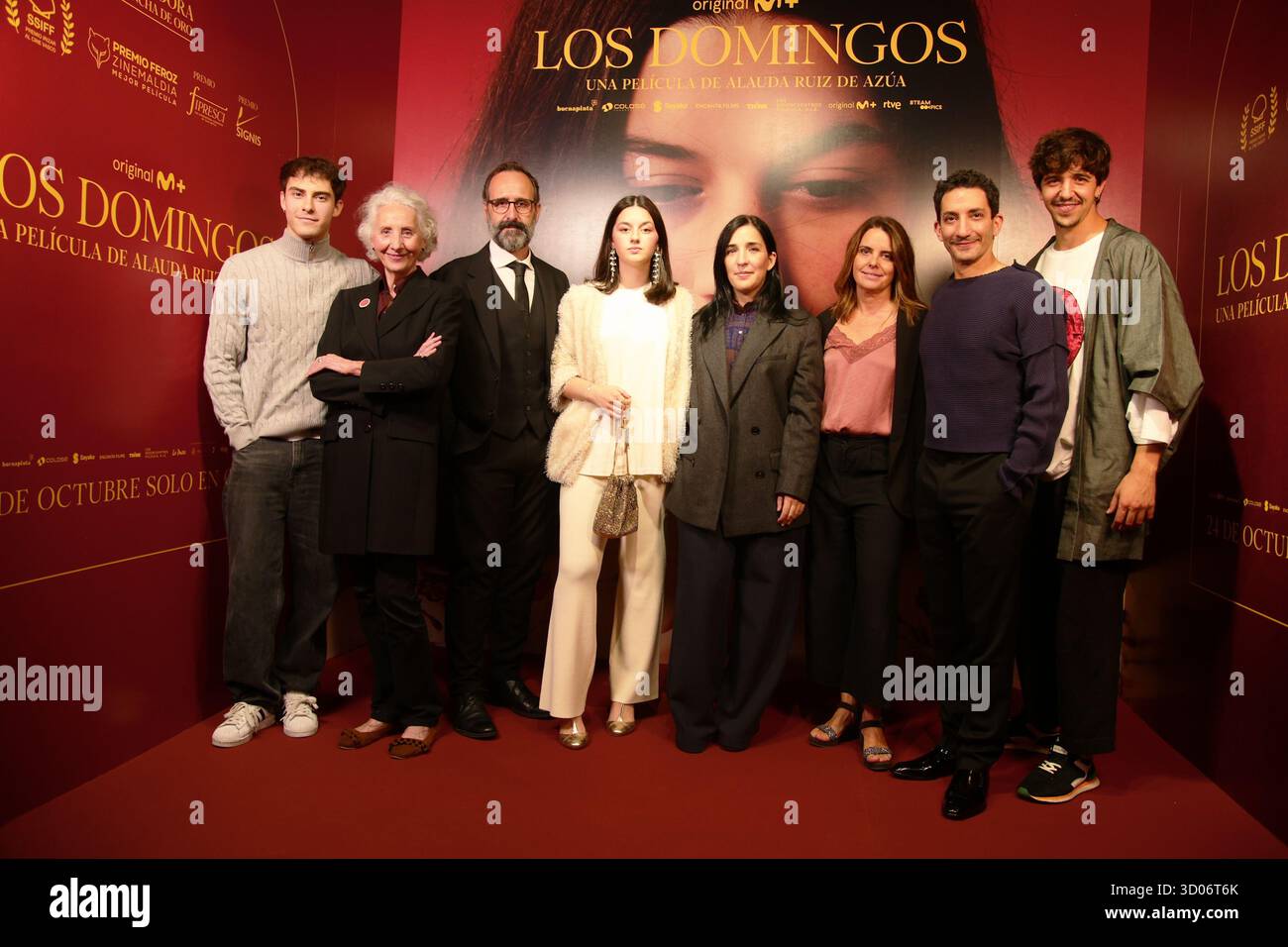 Madrid, Spagna. 21 ottobre 2025. Guillermo Zani, Mabel Rivera, Miguel Garcés, Blanca Soroa, Alauda Ruiz de Azúa, Leire Zuazua, Juan Minujín e Víctor Saínz partecipano al Red carpet del film 'Los Domingos' all'MK2 Cine Paz di Madrid. Credito: SOPA Images Limited/Alamy Live News Foto Stock