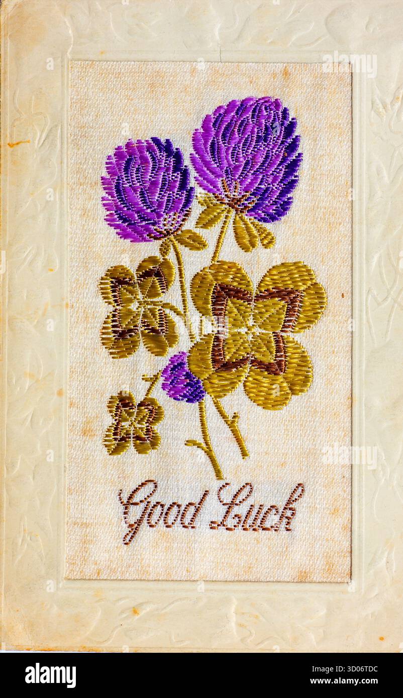 WW! Cartolina di auguri ricamata in seta con quattro fogli in bocca al lupo Foto Stock