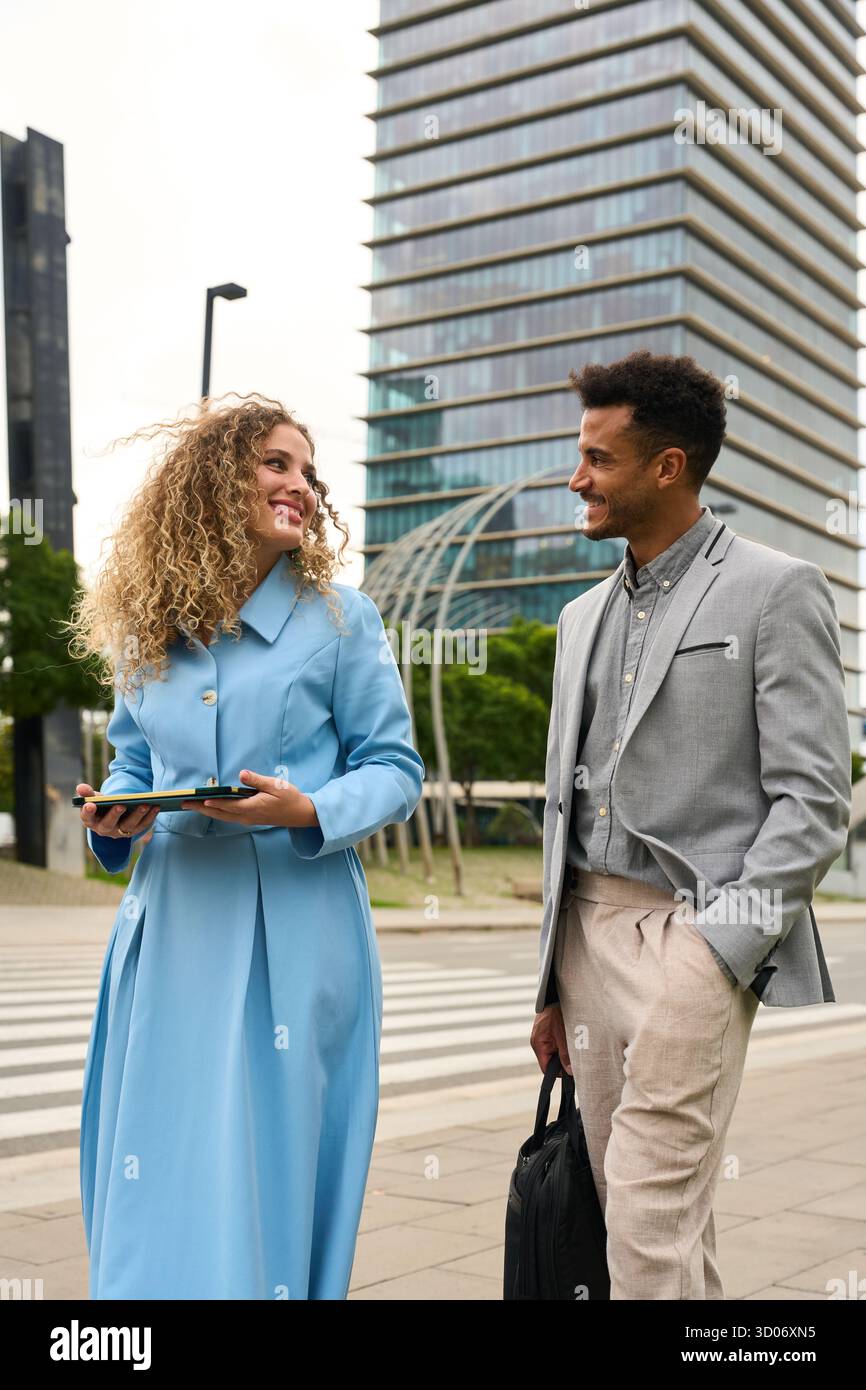 Diversi colleghi d'affari che camminano e parlano in città Foto Stock