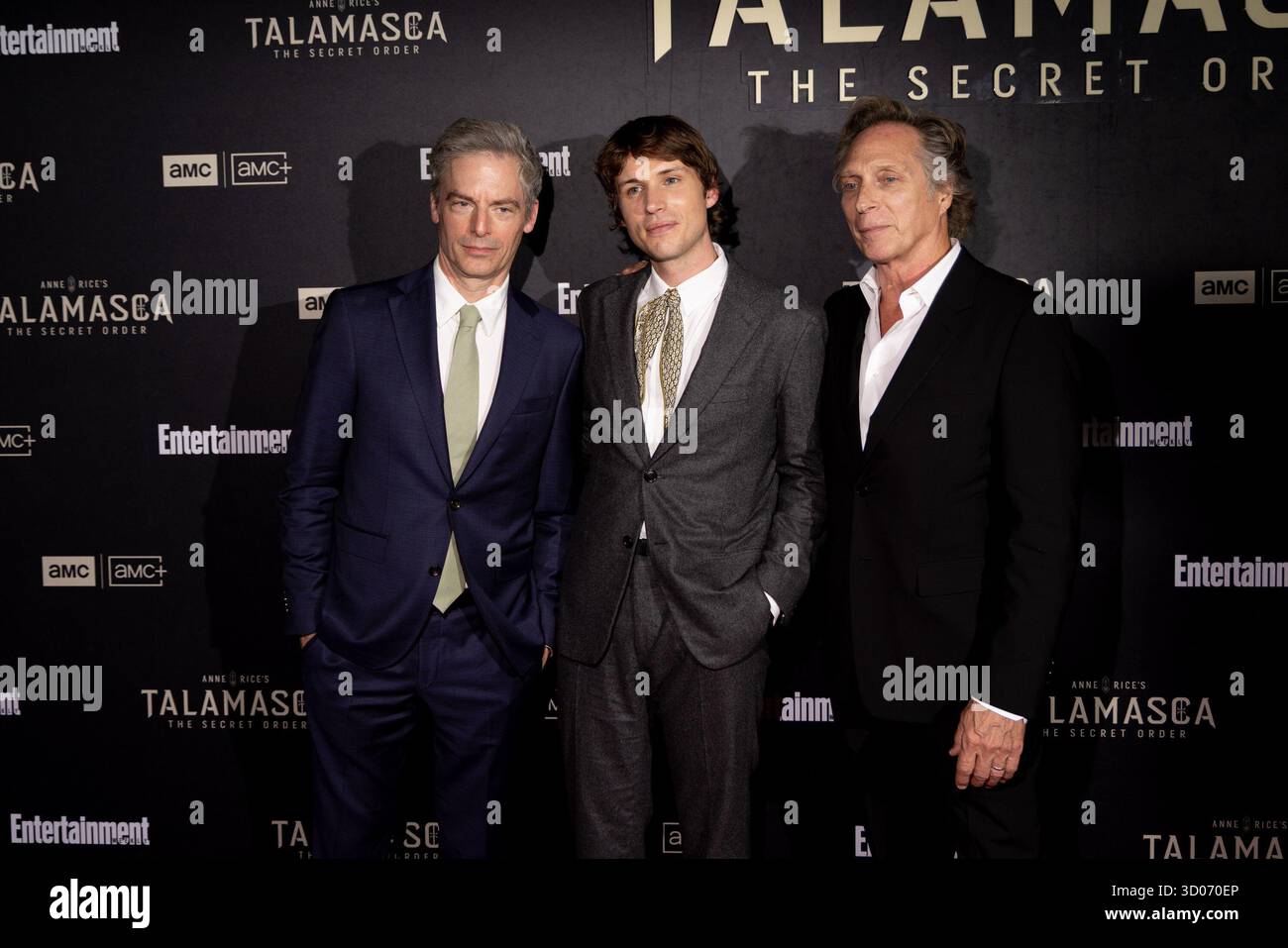 Justin Kirk, Nicholas Denton, William Fichtner agli arrivi per ANNE RICE S TALAMASCA: THE SECRET ORDER Premiere, SPYSCAPE, New York, NY, 21 ottobre, 2025. foto di: Ryan Billings / Everett Collection Foto Stock