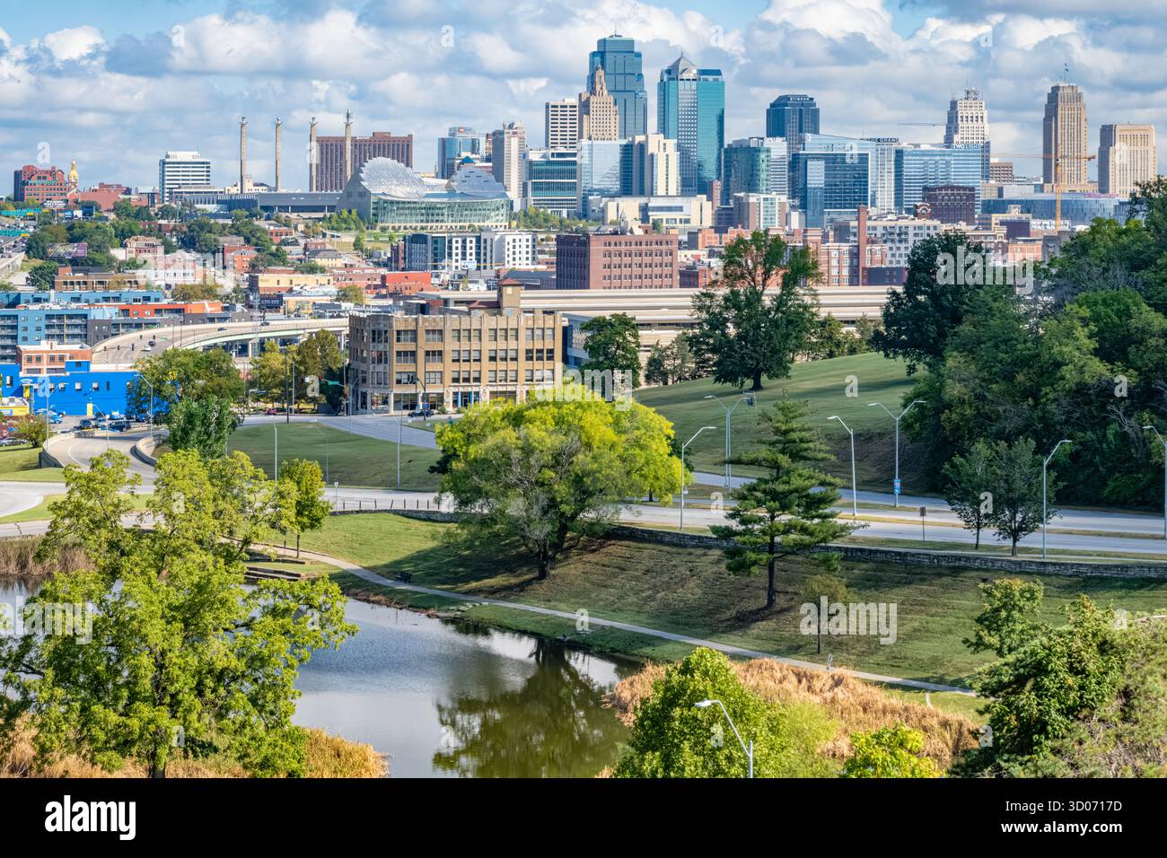 Vista di Kansas City, Missouri, skyline dal Penn Valley Park. (USA) Foto Stock