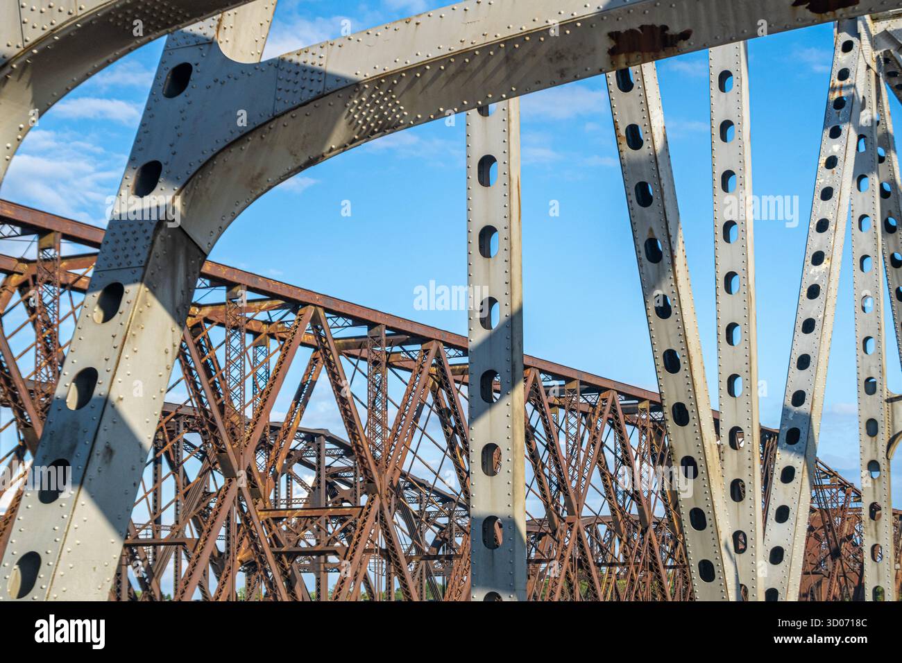 Tre a sbalzo attraverso ponti a capriata, il Memphis & Arkansas Bridge, il Frisco Bridge e il Harahan Bridge, che si estendono lungo il fiume Mississippi. Foto Stock