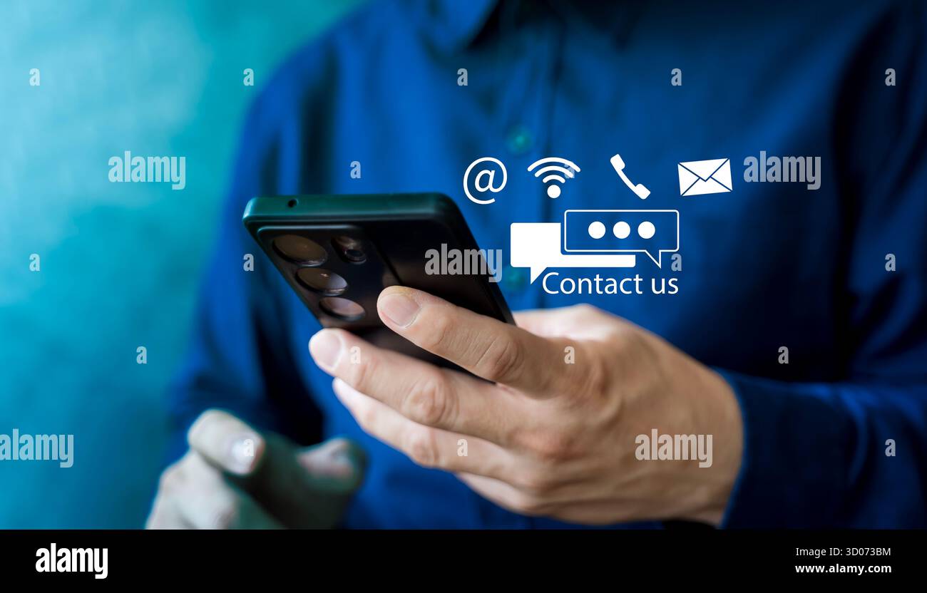 Un uomo d'affari che utilizza uno smartphone con icone di contatto che rappresentano comunicazioni online, e-mail, chat e servizi di assistenza. Concetto di connessione digitale Foto Stock