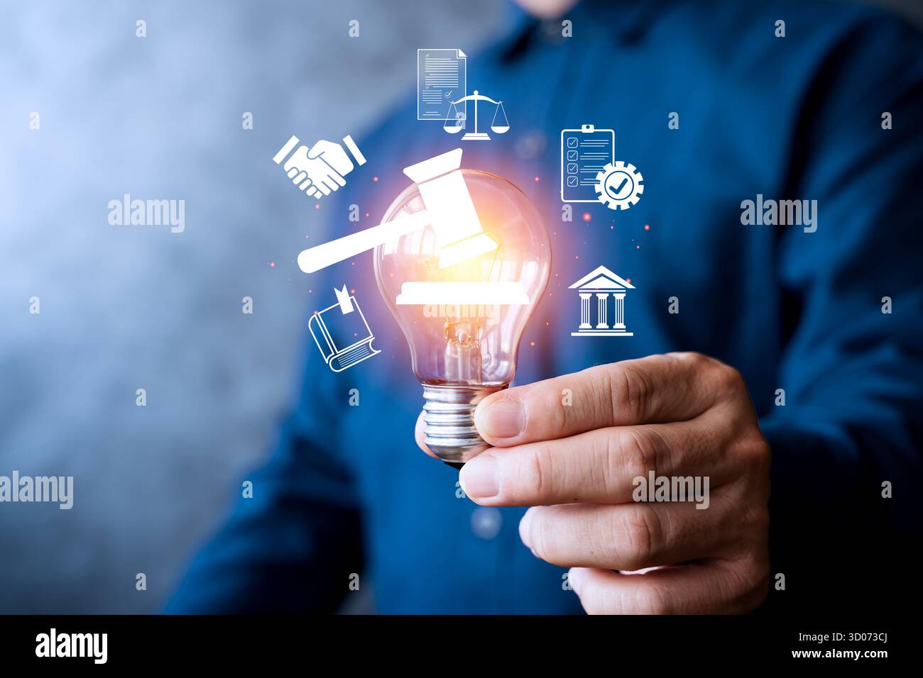 Un uomo d'affari che ha una lampadina luminosa con icone legali che rappresentano legge, giustizia, politica e innovazione. Concetto di tecnologia legale, intelletto Foto Stock