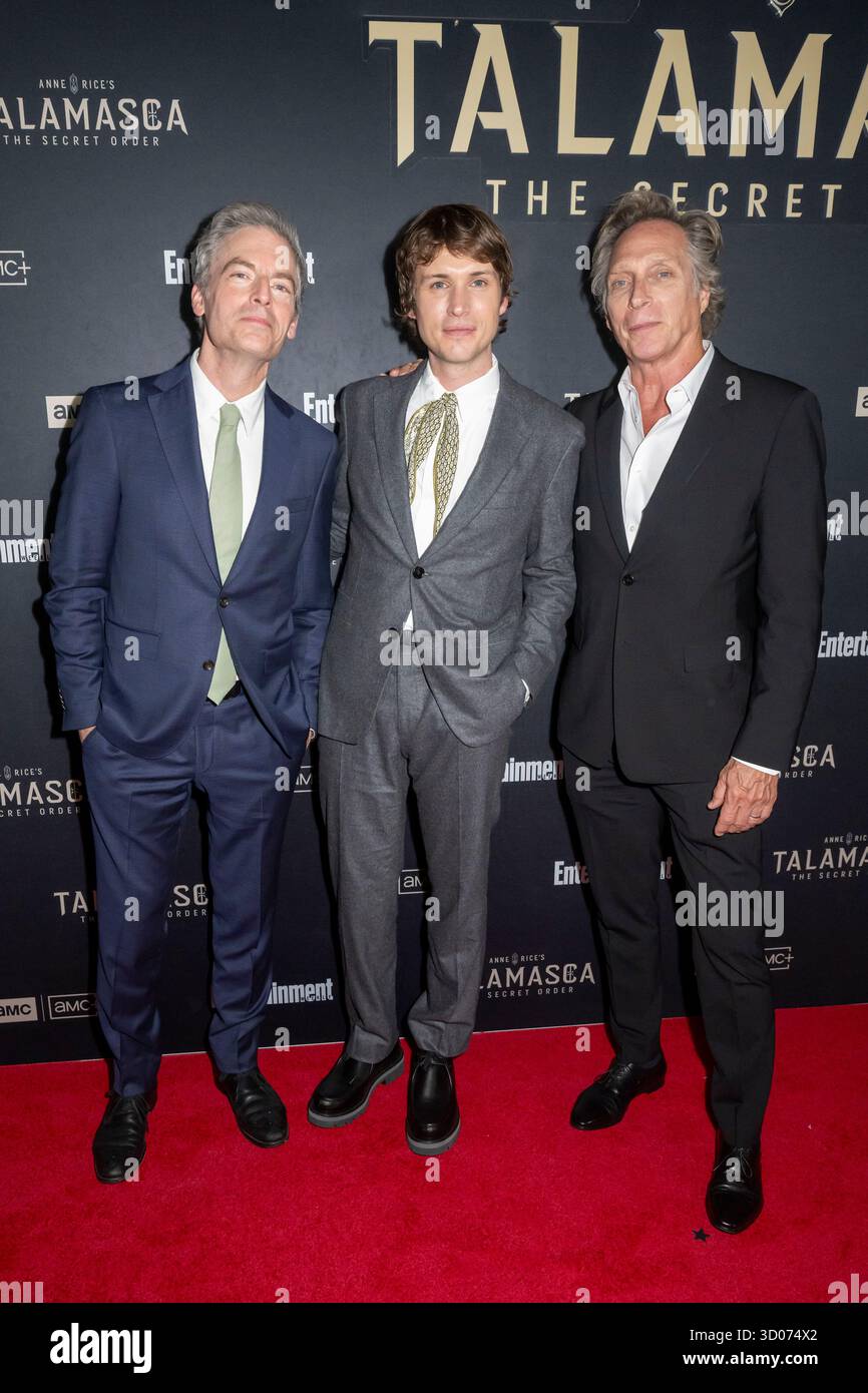 New York, Stati Uniti. 21 ottobre 2025. (L-R) Justin Kirk, Nicholas Denton e William Fichtner partecipano alla prima della serie di AMC "Anne Rice's Talamasca the Secret Order" allo SPYSCAPE Museum. Credito: SOPA Images Limited/Alamy Live News Foto Stock