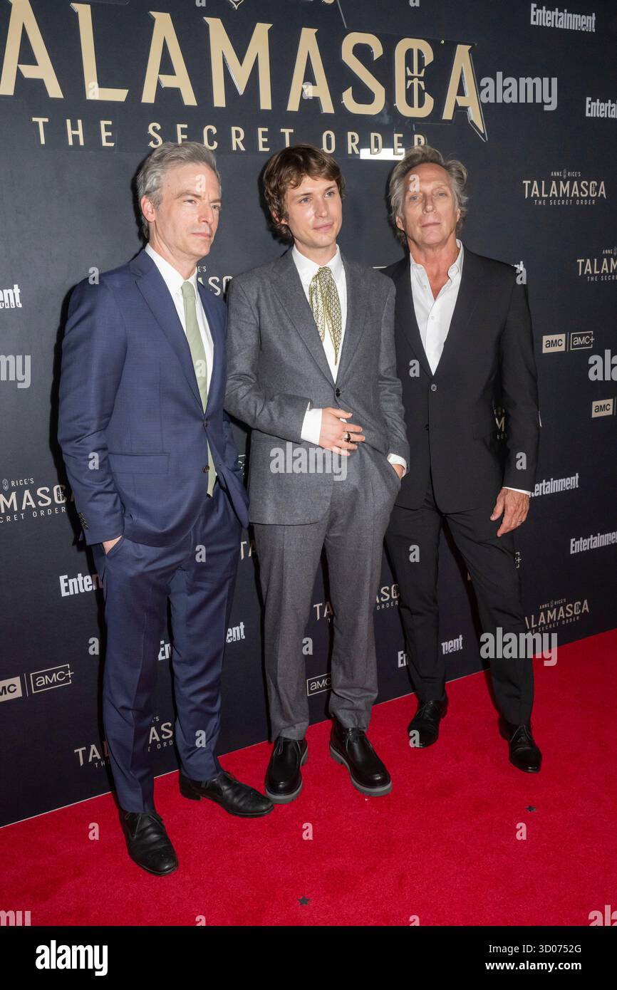 New York, Stati Uniti. 21 ottobre 2025. (L-R) Justin Kirk, Nicholas Denton e William Fichtner partecipano alla prima della serie di AMC "Anne Rice's Talamasca the Secret Order" allo SPYSCAPE Museum. (Foto di Ron Adar/SOPA Images/Sipa USA) credito: SIPA USA/Alamy Live News Foto Stock