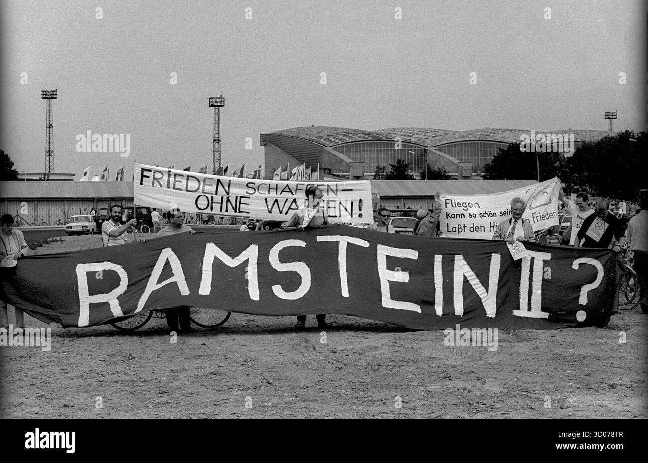 Germania, Berlino, 20.6,1992, protesta contro l'esposizione internazionale dell'aria e dello spazio a Schoenefeld, Ramstein II?, creando pace senza armi Foto Stock