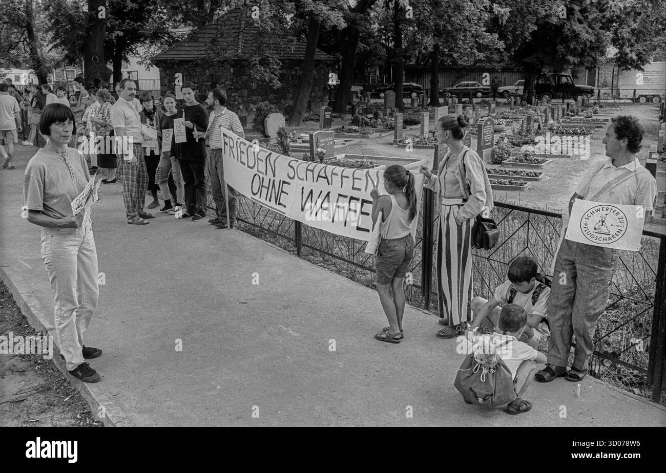 Germania, Berlino, 20.6,1992, protesta contro l'esposizione internazionale dell'aria e dello spazio a Schoenefeld, creando pace senza armi Foto Stock