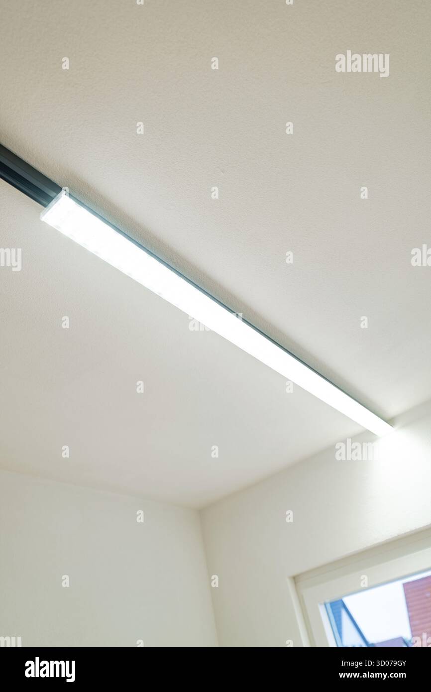 Sottile striscia luminosa a LED su soffitto bianco accanto a una finestra, trasparente e moderna, ristrutturazione di abitazioni, ristrutturazione energetica, Metzingen, Germania Foto Stock