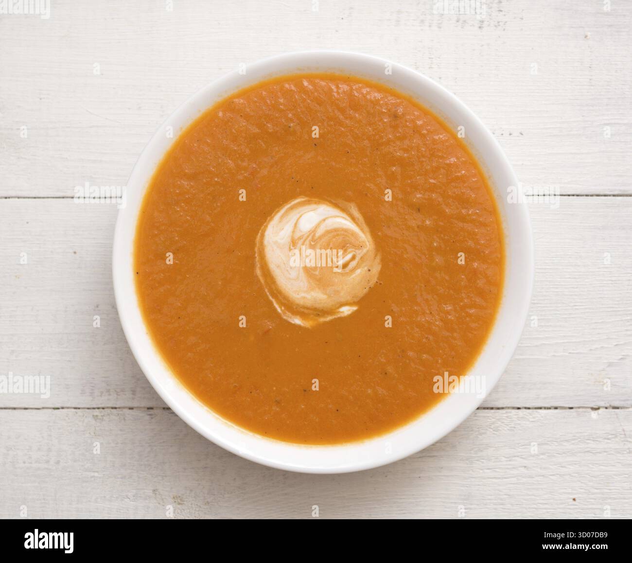 Crema di pomodoro zuppa su un tavolo di legno Foto Stock