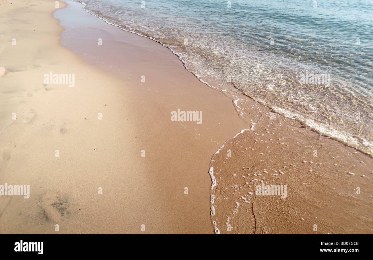 Bella onda del mare su una spiaggia di sabbia Foto Stock