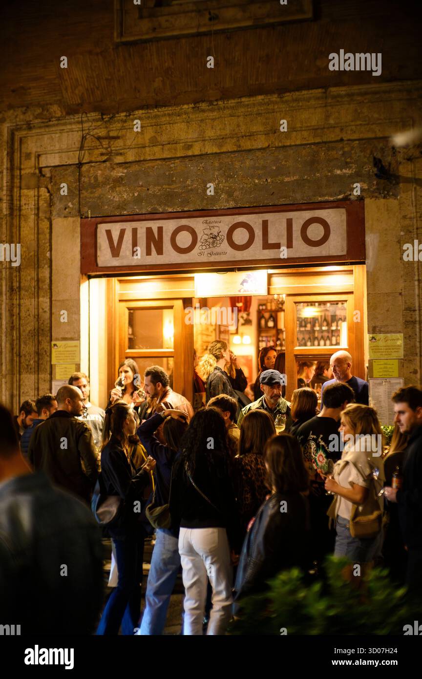 Roma. Italia. Enoteca il Goccetto, via dei banchi vecchi. Foto Stock