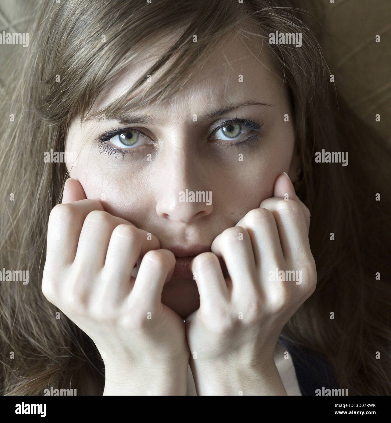 Primo piano di una donna sconvolta Foto Stock