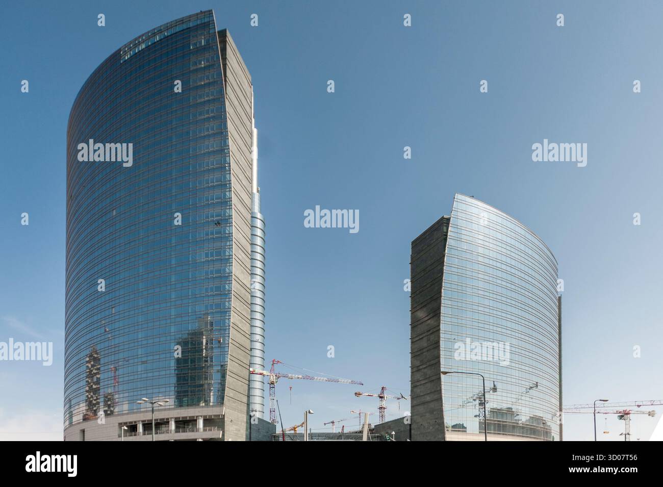 Milano, Italia - paesaggio urbano, architettura. Grattacielo ed edifici nel centro della città. Moderna architettura cittadina orientata al futuro. Foto Stock