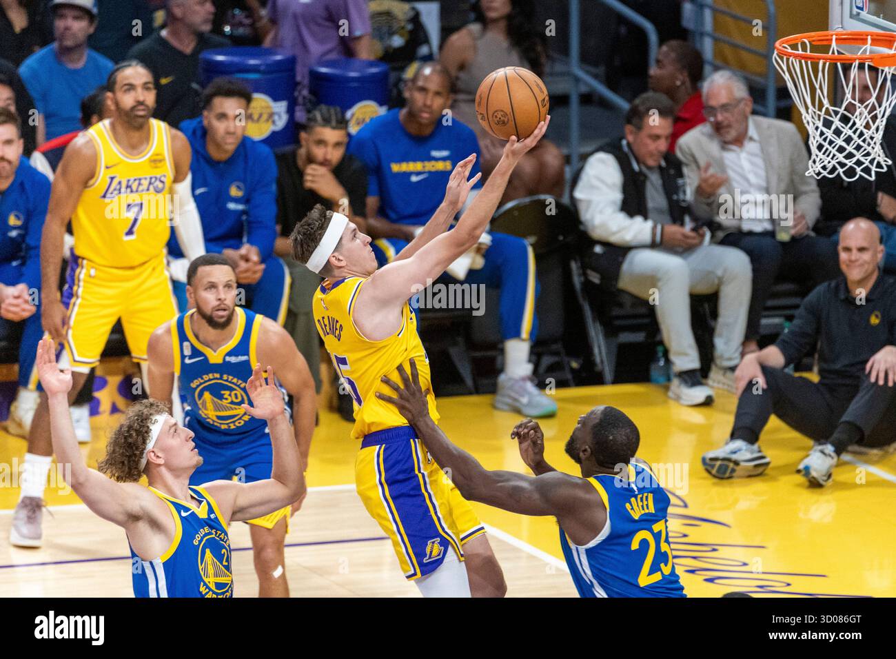 Los Angeles, Stati Uniti. 21 ottobre 2025. Austin Reaves n. 15 dei Los Angeles Lakers va al basket contro i Golden State Warriors durante una partita di basket NBA al Crypto.com Arena. Punteggio finale; Warriors 119:109 Lakers (foto di Ringo Chiu/SOPA Images/Sipa USA) credito: SIPA USA/Alamy Live News Foto Stock