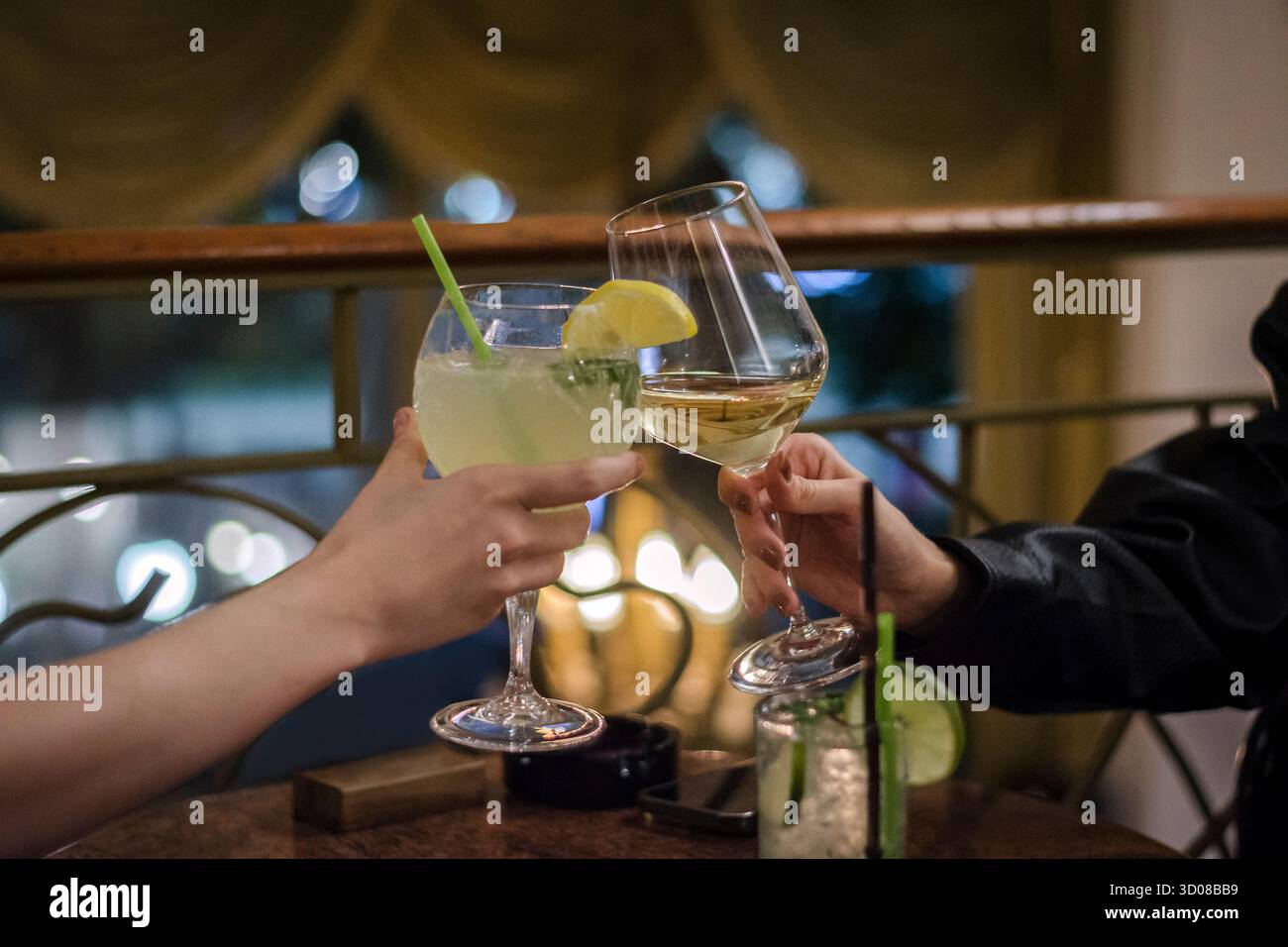 Cocktail e brindisi con vino in un bar Foto Stock