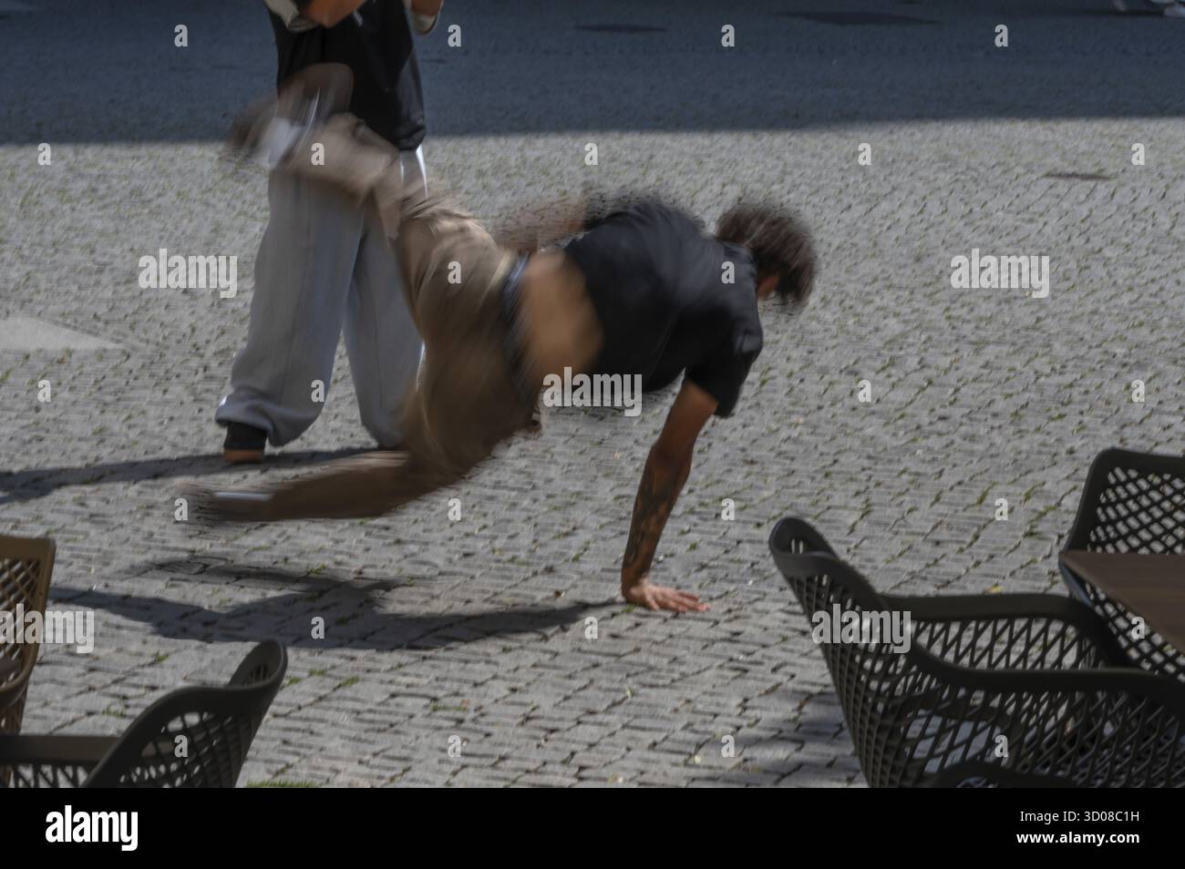 Breakdance di artisti di strada sulla piazza del mercato, Movement, Amberg, alto Palatinato, Baviera, Germania Foto Stock
