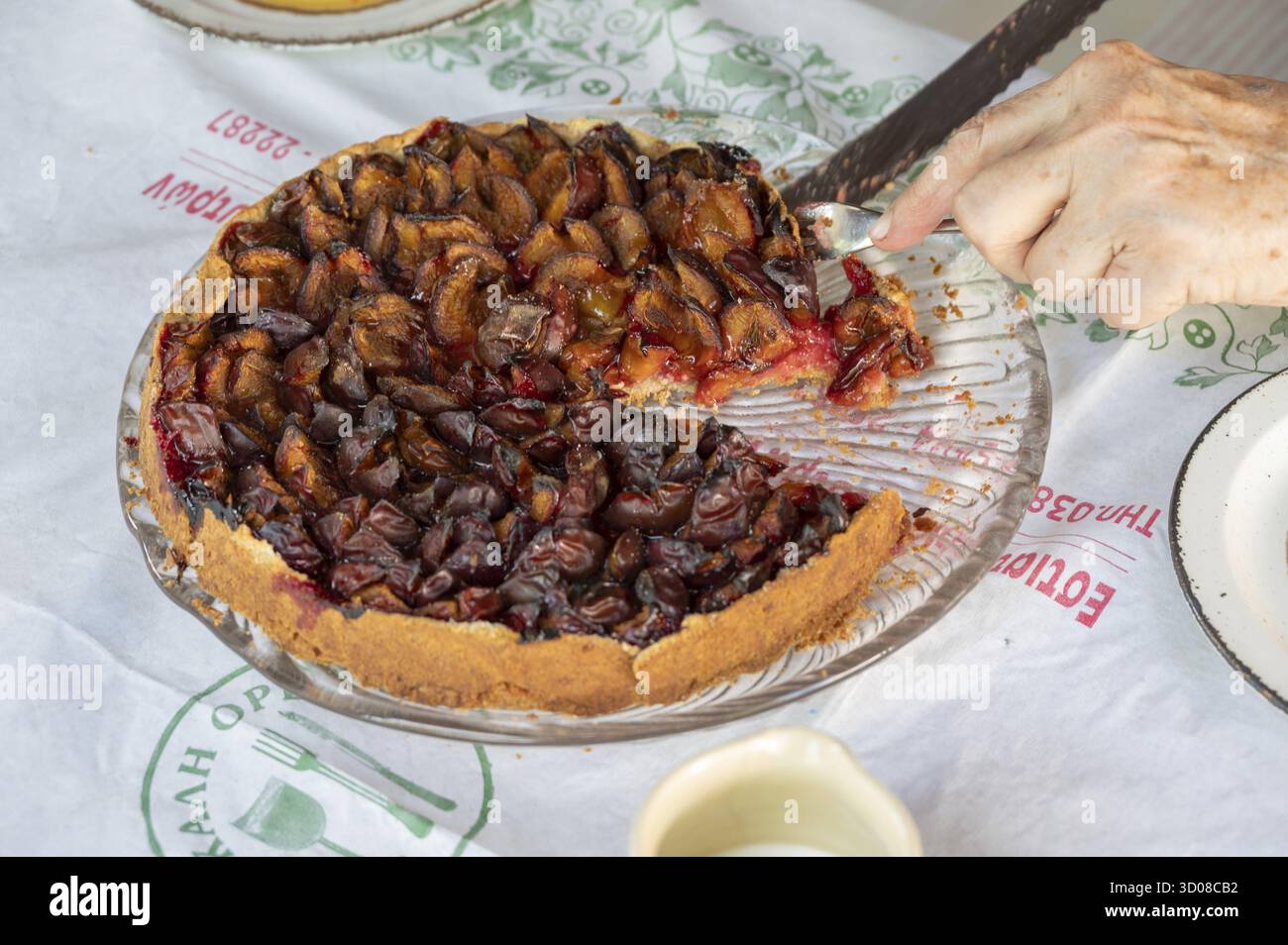 La torta di prugne fresca è tagliata, Baviera, Germania Foto Stock
